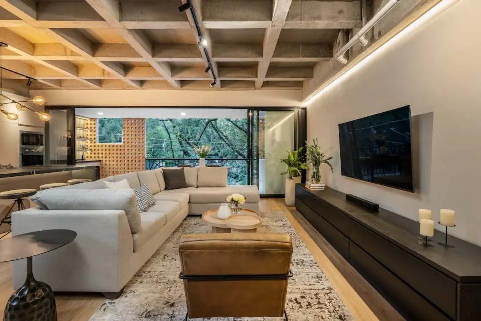 Sala abierta de un apartamento CAXA en Laureles